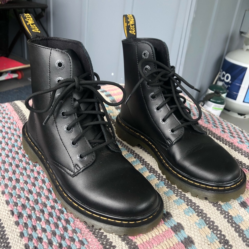 Black smooth leather Luana Dr. Martens!